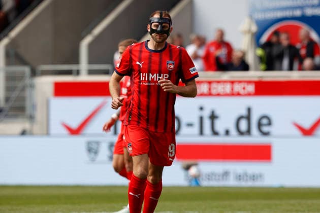 Fussball, 1. Bundesliga, 34. Spieltag, 2025 2026, 1. FC Heidenheim vs. 1. FSV Mainz 05, 16.05.2026, Voith-Arena, Heidenheim, Deutschland, Jonas FÖHRENBACH 1. FC Heidenheim 19 mit Gesichtsmaske Heidenheim Voith-Arena Baden-Württemberg Deutschland Copyright: xGaetanoxDixRosax