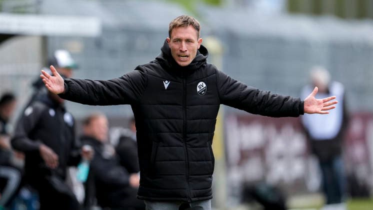 Kevin Stotz (Trainer, Cheftrainer, SVS), gibt Anweisungen, gestikuliert, mit den Armen gestikulieren, Einzelbild, Einzelfoto, Aktion, Action, 16.05.2026, Sandhausen (Deutschland), Fussball, Regionalliga Südwest, SV Sandhausen - FC 08 Homburg