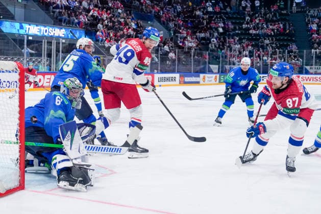 FRIBOURG, SWITZERLAND - MAY 16: goalkeeper Lukas Horak of Slovenia L) saves on Michal Kovarcik of Czechia R) during the 2026 IIHF Ice hockey, Eishockey World Championship, WM, Weltmeisterschaft Switzerland game between Slovenia and Czechia at BCF Arena on May 16, 2026 in Fribourg, Fribourg. Fribourg BCF Arena Fribourg Switzerland Copyright: xJustPictures.ch JarixPestelaccix jp-en-EuSpIm-JP6_JAR_Slovenia_Czechia_16May2026_00101