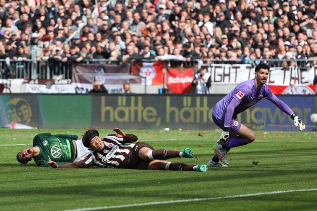 St. Pauli vs. VfL, 1. BL Hamburg, 16.05.2026, Fußball, Herren, Saison 2025 2026, 1. BL, FC St. Pauli vs. VfL Wolfsburg: Adam Daghim (VfL Wolfsburg), Tomoya Ando (St. Pauli). Torwart Nikola Vasilij (St. Pauli) (DFL DFB REGULATIONS PROHIBIT ANY USE OF PHOTOGRAPHS as IMAGE SEQUENCES and or QUASI-VIDEO) Millerntor-Stadion Deutschland