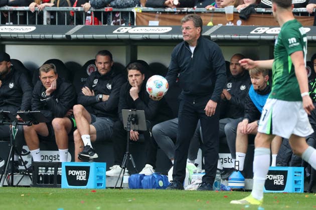 St. Pauli vs. VfL, 1. BL Hamburg, 16.05.2026, Fußball, Herren, Saison 2025 2026, 1. BL, FC St. Pauli vs. VfL Wolfsburg: Cheftrainer Dieter Hecking (VfL Wolfsburg), Sportdirektor Pirmin Schwegler (VfL Wolfsburg) (DFL DFB REGULATIONS PROHIBIT ANY USE OF PHOTOGRAPHS as IMAGE SEQUENCES and or QUASI-VIDEO) Millerntor-Stadion Deutschland