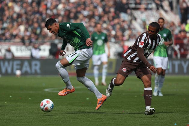 St. Pauli vs. VfL, 1. BL Hamburg, 16.05.2026, Fußball, Herren, Saison 2025 2026, 1. BL, FC St. Pauli vs. VfL Wolfsburg: Adam Daghim (VfL Wolfsburg), Joel Chima Fujita (St. Pauli) (DFL DFB REGULATIONS PROHIBIT ANY USE OF PHOTOGRAPHS as IMAGE SEQUENCES and or QUASI-VIDEO) Millerntor-Stadion Deutschland