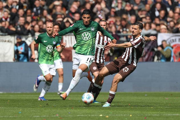 St. Pauli vs. VfL, 1. BL Hamburg, 16.05.2026, Fußball, Herren, Saison 2025 2026, 1. BL, FC St. Pauli vs. VfL Wolfsburg: Adam Daghim (VfL Wolfsburg), Adam Dzwigala (St. Pauli) (DFL DFB REGULATIONS PROHIBIT ANY USE OF PHOTOGRAPHS as IMAGE SEQUENCES and or QUASI-VIDEO) Millerntor-Stadion Deutschland