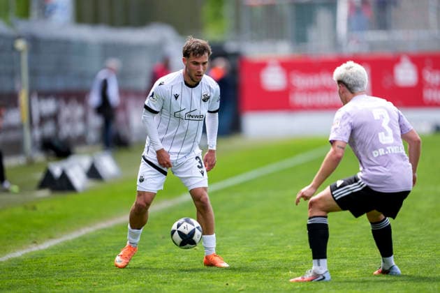 v.li.: Louis Kolbe (SVS, 3), Frederik Schumann (Homburg, 3), Aktion, Action, Spielszene, 16.05.2026, Sandhausen (Deutschland), Fussball, Regionalliga Südwest, SV Sandhausen - FC 08 Homburg
