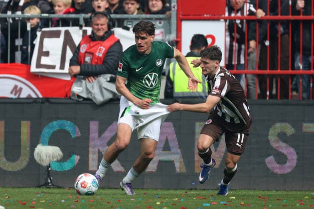 St. Pauli vs. VfL, 1. BL Hamburg, 16.05.2026, Fußball, Herren, Saison 2025 2026, 1. BL, FC St. Pauli vs. VfL Wolfsburg: Joakim Maehle (VfL Wolfsburg), Arkadiusz Pyrka (St. Pauli) (DFL DFB REGULATIONS PROHIBIT ANY USE OF PHOTOGRAPHS as IMAGE SEQUENCES and or QUASI-VIDEO) Millerntor-Stadion Deutschland
