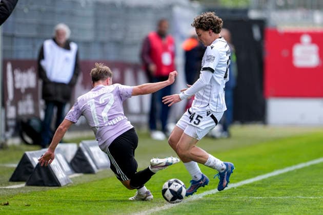 v.li.: Justin Petermann (Homburg, 17), Batu Jonathan Akgöz (SVS, 45), Zweikampf, Spielszene, Duell, duel, tackle, tackling, Dynamik, Action, Aktion, 16.05.2026, Sandhausen (Deutschland), Fussball, Regionalliga Südwest, SV Sandhausen - FC 08 Homburg