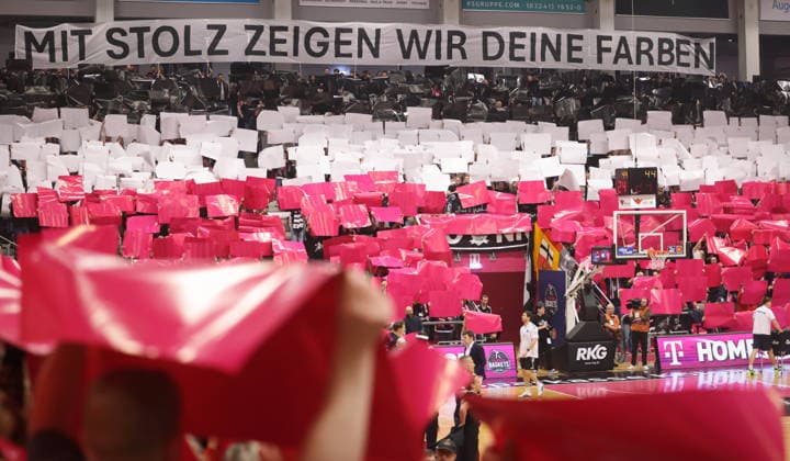 Fan-Choreographie Telekom Baskets Bonn vs. Fitness First Würzburg Baskets Playoffs Viertelfinale Spiel 1 - Saison 2025 26