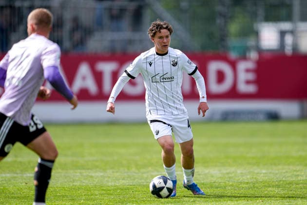 Batu Jonathan Akgöz (SVS, 45), am Ball, Freisteller, Ganzkörper, Einzelbild, Einzelfoto, Aktion, Action, 16.05.2026, Sandhausen (Deutschland), Fussball, Regionalliga Südwest, SV Sandhausen - FC 08 Homburg