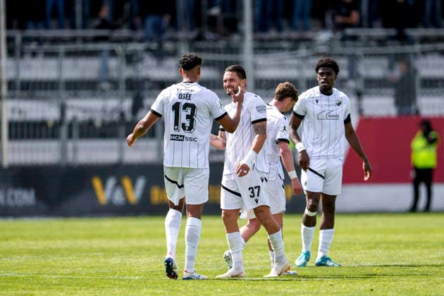 v.li.: Yannick Osee (SVS, 13) verabschiedet Pascal Testroet (SVS, 37, Kapitän) bei dessen Auswechslung, Niklas Tarnat (SVS, 6), Kwabe Schulz (SVS, 2), Spieler vom SV Sandhausen (SVS), bei seiner Verabschiedung, Abschied vom Verein, Aktion, Action, 16.05.2026, Sandhausen (Deutschland), Fussball, Regionalliga Südwest, SV Sandhausen - FC 08 Homburg
