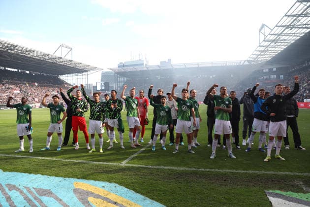 St. Pauli vs. VfL, 1. BL Hamburg, 16.05.2026, Fußball, Herren, Saison 2025 2026, 1. BL, FC St. Pauli vs. VfL Wolfsburg: Die Mannschaft des VfL Wolfsburg bedankt sich nach Spielende bei den Fans. (DFL DFB REGULATIONS PROHIBIT ANY USE OF PHOTOGRAPHS as IMAGE SEQUENCES and or QUASI-VIDEO) Millerntor-Stadion Deutschland