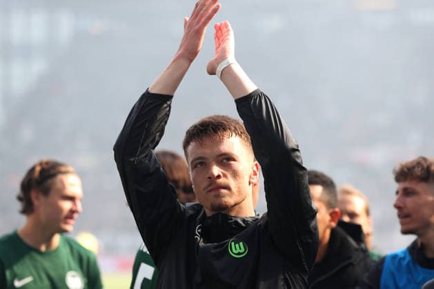 St. Pauli vs. VfL, 1. BL Hamburg, 16.05.2026, Fußball, Herren, Saison 2025 2026, 1. BL, FC St. Pauli vs. VfL Wolfsburg: Schlussjubel vor dem VfL-Wolfsburg Fanblock, Dzenan Pejcinovic (VfL Wolfsburg) (DFL DFB REGULATIONS PROHIBIT ANY USE OF PHOTOGRAPHS as IMAGE SEQUENCES and or QUASI-VIDEO) Millerntor-Stadion Deutschland *** St Pauli vs VfL, 1 BL Hamburg, 16 05 2026, Football, Men, Season 2025 2026, 1 BL, FC St Pauli vs VfL Wolfsburg Final cheer in front of the VfL Wolfsburg fan block, Dzenan Pejcinovic VfL Wolfsburg DFL DFB REGULATIONS PROHIBIT ANY USE OF PHOTOGRAPHS as IMAGE SEQUENCES and or QUASI VIDEO Millerntor Stadion Germany