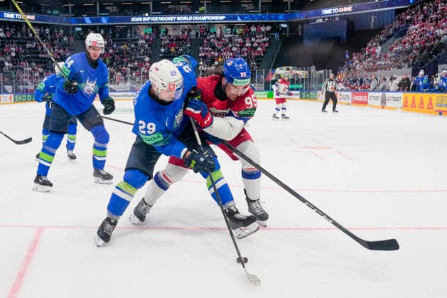 FRIBOURG, SWITZERLAND - MAY 16: Aleksandar Magovac of Slovenia L) against Daniel Vozenilek of Czechia R) during the 2026 IIHF Ice hockey, Eishockey World Championship, WM, Weltmeisterschaft Switzerland game between Slovenia and Czechia at BCF Arena on May 16, 2026 in Fribourg, Fribourg. Fribourg BCF Arena Fribourg Switzerland Copyright: xJustPictures.ch JarixPestelaccix jp-en-EuSpIm-JP6_JAR_Slovenia_Czechia_16May2026_00141