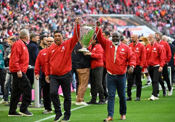 Legenden Samuel Kuffour und Giovanne Elber bringen den Henkelpott Pokal Sieger der Champions League 2001 FC Bayern Muenchen FCB vs 1. FC Koeln 16.05.2026 DFL REGULATIONS PROHIBIT ANY USE OF PHOTOGRAPHS AS IMAGE SEQUENCES AND OR QUASI-VIDEO FC Bayern Muenchen FCB vs 1. FC Koeln
