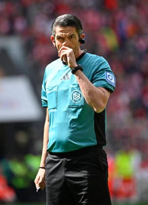 Schiedsrichter Referee Deniz Aytekin Gestik Geste FC Bayern Muenchen FCB vs 1. FC Koeln 16.05.2026 DFL REGULATIONS PROHIBIT ANY USE OF PHOTOGRAPHS AS IMAGE SEQUENCES AND OR QUASI-VIDEO FC Bayern Muenchen FCB vs 1. FC Koeln