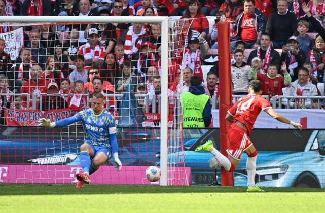 Strafraumszene, Torraumszene Torschuss Aktion Torchance Luis Diaz FC Bayern Muenchen FCB (14) gegen Torwart Marvin Schwaebe 1. FC Koeln KOE (01) FC Bayern Muenchen FCB vs 1. FC Koeln 16.05.2026 DFL REGULATIONS PROHIBIT ANY USE OF PHOTOGRAPHS AS IMAGE SEQUENCES AND OR QUASI-VIDEO FC Bayern Muenchen FCB vs 1. FC Koeln