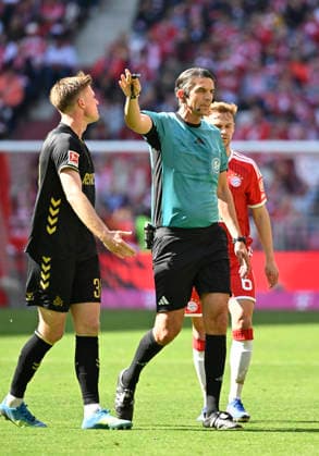 Schiedsrichter Referee Deniz Aytekin Gestik Geste im Gespraech Diskussion mit Marius Buelter 1. FC Koeln KOE (30) FC Bayern Muenchen FCB vs 1. FC Koeln 16.05.2026 DFL REGULATIONS PROHIBIT ANY USE OF PHOTOGRAPHS AS IMAGE SEQUENCES AND OR QUASI-VIDEO FC Bayern Muenchen FCB vs 1. FC Koeln