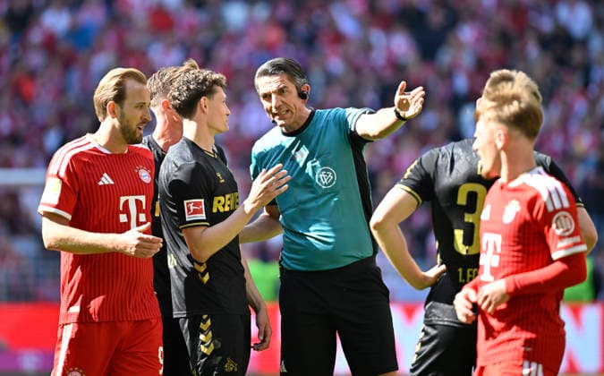 Schiedsrichter Referee Deniz Aytekin Gestik Geste im Gespraech Diskussion mit Eric Martel 1. FC Koeln KOE (06) FC Bayern Muenchen FCB vs 1. FC Koeln 16.05.2026 DFL REGULATIONS PROHIBIT ANY USE OF PHOTOGRAPHS AS IMAGE SEQUENCES AND OR QUASI-VIDEO FC Bayern Muenchen FCB vs 1. FC Koeln