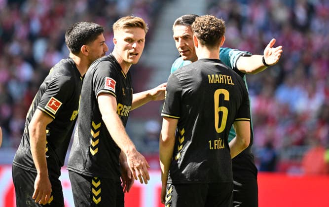Schiedsrichter Referee Deniz Aytekin Gestik Geste im Gespraech Diskussion mit Eric Martel 1. FC Koeln KOE (06) FC Bayern Muenchen FCB vs 1. FC Koeln 16.05.2026 DFL REGULATIONS PROHIBIT ANY USE OF PHOTOGRAPHS AS IMAGE SEQUENCES AND OR QUASI-VIDEO FC Bayern Muenchen FCB vs 1. FC Koeln