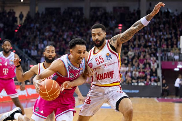 Joel AMINU (BON 21, li.) am Ball im Zweikampf gegen David MUENKAT (WUE 55, re.), Aktion. Endstand 54:69, Basketball 1.Bundesliga Telekom Baskets Bonn-Fitness First Wuerzburg Baskets (Würzburg) BON vs WUE Playoffs, Viertelfinale, 1. Spiel, im T E L E K O M D O M E, am 16.05.2026,