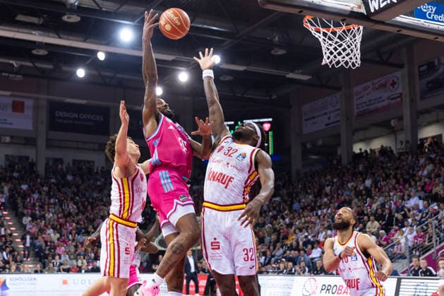 Jeff GARRETT JR. (BON 4, mi.) am Ball, Wurf zum Korb, im Zweikampf gegen Brae IVEY (WUE 11, li.) und Charles THOMPSON (WUE 32, re.), Aktion. Endstand 54:69, Basketball 1.Bundesliga Telekom Baskets Bonn-Fitness First Wuerzburg Baskets (Würzburg) BON vs WUE Playoffs, Viertelfinale, 1. Spiel, im T E L E K O M D O M E, am 16.05.2026,
