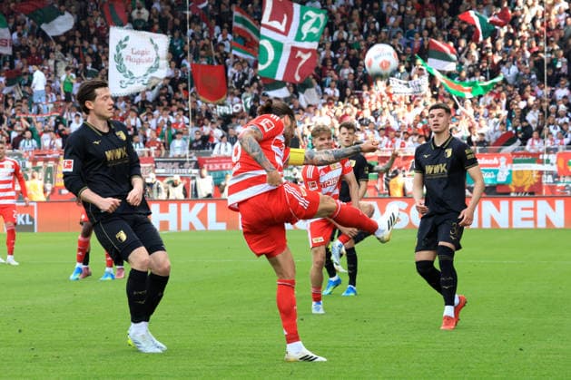 DEU, DFL, 1. FBL, 1.FC Union vs. FC Augsburg, 16.05.2026, Stadion Alte Foersterei, Berlin, DEU, DFL, 1. FBL, 1.FC Union vs. FC Augsburg, im Bild: Christopher Trimmel (1.FC Union Berlin 28), Michael Gregoritsch (FC Augsburg 38), Merkt Koemuer (FC Augsburg 36) DFL - regulations prohibit any use of Photographs as image sequences and or quasi-video