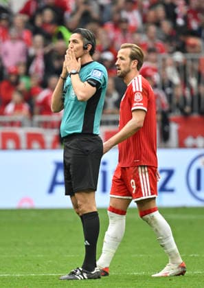 Schiedsrichter Referee Deniz Aytekin Gestik Geste Kusshand flying kiss Richtung Tribuene Gestik Geste Familie Harry Kane FC Bayern Muenchen FCB (09) FC Bayern Muenchen FCB vs 1. FC Koeln 16.05.2026 DFL REGULATIONS PROHIBIT ANY USE OF PHOTOGRAPHS AS IMAGE SEQUENCES AND OR QUASI-VIDEO FC Bayern Muenchen FCB vs 1. FC Koeln