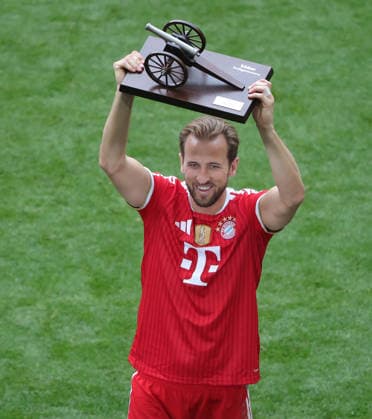 15.05.2026, 1. Bundesliga, 34.Spieltag, FC Bayern vs 1.FC Koeln, Allianz Arena Muenchen, Fussball, im Bild: Harry Kane (FC Bayern Muenchen) mit der Torjaegerkanone