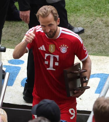 15.05.2026, 1. Bundesliga, 34.Spieltag, FC Bayern vs 1.FC Koeln, Allianz Arena Muenchen, Fussball, im Bild: Harry Kane (FC Bayern Muenchen) mit der Torjaegerkanone und Daume hoch