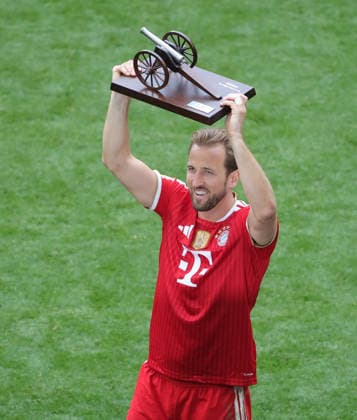 15.05.2026, 1. Bundesliga, 34.Spieltag, FC Bayern vs 1.FC Koeln, Allianz Arena Muenchen, Fussball, im Bild: Harry Kane (FC Bayern Muenchen) mit Torjaegerkanone