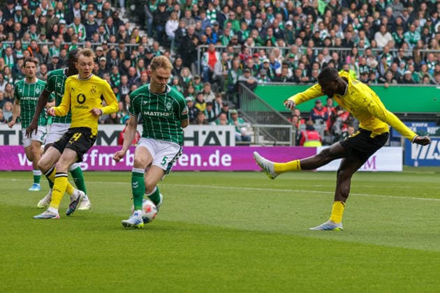 16.05.2026, xgrfx, Fussball 1.Bundesliga, SV Werder Bremen - Borussia Dortmund v.l. Amos Pieper (Werder Bremen), Serhou Guirassy (Borussia Dortmund) (DFL DFB REGULATIONS PROHIBIT ANY USE OF PHOTOGRAPHS as IMAGE SEQUENCES and or QUASI-VIDEO) Bremen
