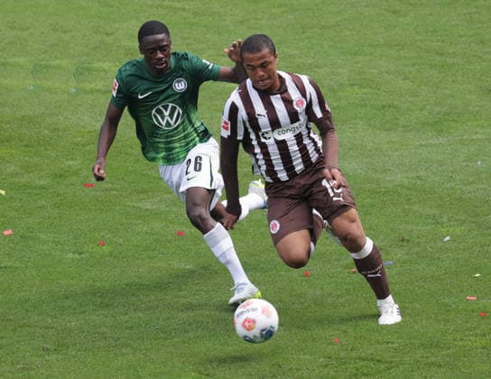 Jeanuel Belocian (VfL Wolfsburg) im Duell mit Joel Chima Fujita (FC St. Pauli) Fussball, 1.BL, Saison 2025 2026, Herren, FC St.Pauli gegen VfL Wolfsburg, 34.Spieltag , 1-3 Wolfsburg damit in der Relegation und St Pauli ist abgestiegen DFL REGULATIONS PROHIBIT ANY USE OF PHOTOGRAPHS AS IMAGE SEQUENCES AND OR QUASI-VIDEO.