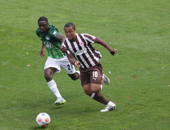 Jeanuel Belocian (VfL Wolfsburg), Joel Chima Fujita (FC St. Pauli) Fussball, 1.BL, Saison 2025 2026, Herren, FC St.Pauli gegen VfL Wolfsburg, 34.Spieltag , 1-3 Wolfsburg damit in der Relegation und St Pauli ist abgestiegen DFL REGULATIONS PROHIBIT ANY USE OF PHOTOGRAPHS AS IMAGE SEQUENCES AND OR QUASI-VIDEO.