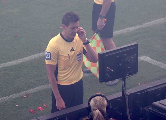 Schiedsrichter Daniel Siebert schaut sich die Szene an, VSAR meldet sich Fussball, 1.BL, Saison 2025 2026, Herren, FC St.Pauli gegen VfL Wolfsburg, 34.Spieltag , 1-3 Wolfsburg damit in der Relegation und St Pauli ist abgestiegen DFL REGULATIONS PROHIBIT ANY USE OF PHOTOGRAPHS AS IMAGE SEQUENCES AND OR QUASI-VIDEO.
