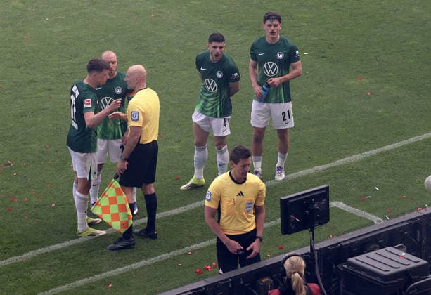 Schiedsrichter Daniel Siebert schaut sich die Szene an, VSAR meldet sich Fussball, 1.BL, Saison 2025 2026, Herren, FC St.Pauli gegen VfL Wolfsburg, 34.Spieltag , 1-3 Wolfsburg damit in der Relegation und St Pauli ist abgestiegen DFL REGULATIONS PROHIBIT ANY USE OF PHOTOGRAPHS AS IMAGE SEQUENCES AND OR QUASI-VIDEO.