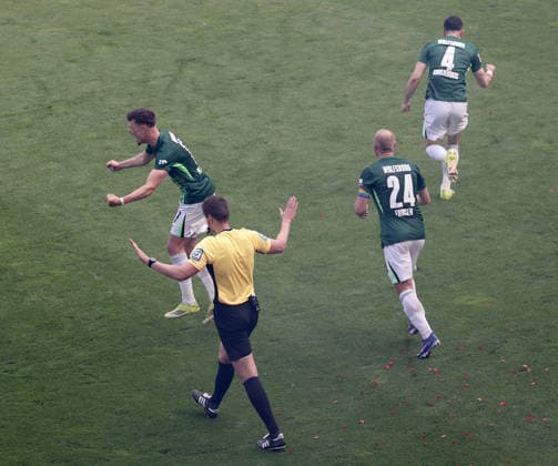 Schiedsrichter Daniel Siebert schaut sich die Szene an, VAR meldet sich, Schiedsrichter Daniel Siebert gibt das Tor fuer Wolfsburg zum 1-2 Fussball, 1.BL, Saison 2025 2026, Herren, FC St.Pauli gegen VfL Wolfsburg, 34.Spieltag , 1-3 Wolfsburg damit in der Relegation und St Pauli ist abgestiegen DFL REGULATIONS PROHIBIT ANY USE OF PHOTOGRAPHS AS IMAGE SEQUENCES AND OR QUASI-VIDEO.