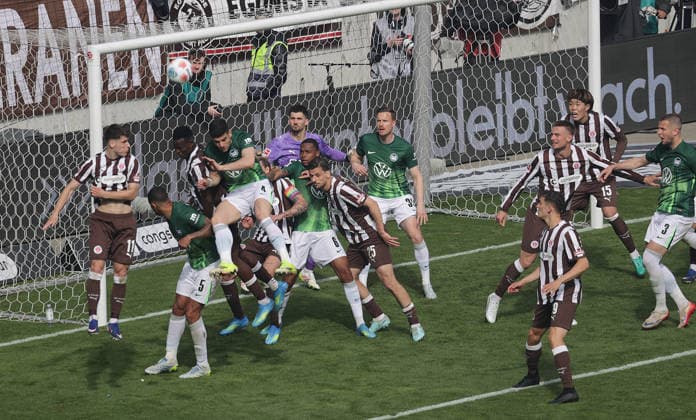 Konstantinos Koulierakis (VfL Wolfsburg) Kopfball, Abdoulie Ceesay (FC St. Pauli) Fussball, 1.BL, Saison 2025 2026, Herren, FC St.Pauli gegen VfL Wolfsburg, 34.Spieltag , 1-3 Wolfsburg damit in der Relegation und St Pauli ist abgestiegen DFL REGULATIONS PROHIBIT ANY USE OF PHOTOGRAPHS AS IMAGE SEQUENCES AND OR QUASI-VIDEO.