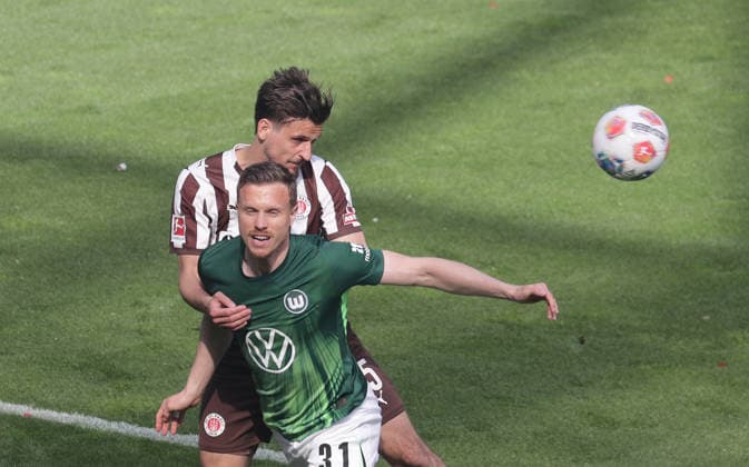 Yannick Gerhardt (VfL Wolfsburg), Adam Dzwigala (FC St. Pauli) Fussball, 1.BL, Saison 2025 2026, Herren, FC St.Pauli gegen VfL Wolfsburg, 34.Spieltag , 1-3 Wolfsburg damit in der Relegation und St Pauli ist abgestiegen DFL REGULATIONS PROHIBIT ANY USE OF PHOTOGRAPHS AS IMAGE SEQUENCES AND OR QUASI-VIDEO.