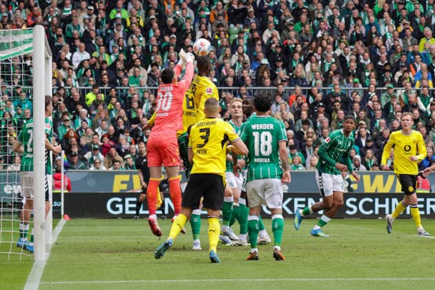 16.05.2026, xgrfx, Fussball 1.Bundesliga, SV Werder Bremen - Borussia Dortmund v.l. Mio Backhaus (Werder Bremen), Serhou Guirassy, Waldemar Anton (Borussia Dortmund), Cameron Puertas Castro (Werder Bremen) (DFL DFB REGULATIONS PROHIBIT ANY USE OF PHOTOGRAPHS as IMAGE SEQUENCES and or QUASI-VIDEO) Bremen