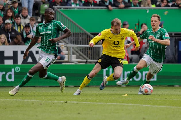 16.05.2026, xgrfx, Fussball 1.Bundesliga, SV Werder Bremen - Borussia Dortmund v.l. Abdoul Coulibaly (Werder Bremen), Maximilian Beier (Borussia Dortmund), Senne Lynen (Werder Bremen) (DFL DFB REGULATIONS PROHIBIT ANY USE OF PHOTOGRAPHS as IMAGE SEQUENCES and or QUASI-VIDEO) Bremen