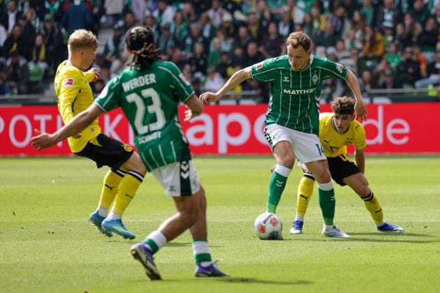 16.05.2026, xgrfx, Fussball 1.Bundesliga, SV Werder Bremen - Borussia Dortmund v.l. Senne Lynen (Werder Bremen), Samuele Inacio (Borussia Dortmund) (DFL DFB REGULATIONS PROHIBIT ANY USE OF PHOTOGRAPHS as IMAGE SEQUENCES and or QUASI-VIDEO) Bremen