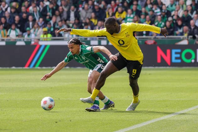 16.05.2026, xgrfx, Fussball 1.Bundesliga, SV Werder Bremen - Borussia Dortmund v.l. Isaac Schmidt (Werder Bremen), Serhou Guirassy (Borussia Dortmund) (DFL DFB REGULATIONS PROHIBIT ANY USE OF PHOTOGRAPHS as IMAGE SEQUENCES and or QUASI-VIDEO) Bremen