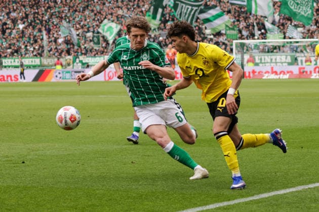 16.05.2026, xgrfx, Fussball 1.Bundesliga, SV Werder Bremen - Borussia Dortmund v.l. Jens Stage (Werder Bremen), Samuele Inacio (Borussia Dortmund) (DFL DFB REGULATIONS PROHIBIT ANY USE OF PHOTOGRAPHS as IMAGE SEQUENCES and or QUASI-VIDEO) Bremen