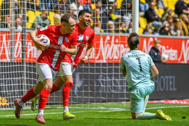 Die Spieler von TSV Havelse jubeln über den Anschlusstreffer zum 2:1, jubeln über ein Tor, Jubel, Torjubel, Torerfolg, celebrate the goal, goal, celebration, Jubel ueber das Tor, optimistisch, Action, Aktion, 16.05.2026, Aachen (Deutschland), Fussball, 3. Liga, TSV Alemannia Aachen - TSV Havelse, Fussball, 3. Liga, TSV Alemannia Aachen - TSV Havelse, DFB DFL REGULATIONS PROHIBIT ANY USE OF PHOTOGRAPHS AS IMAGE SEQUENCES AND OR QUASI-VIDEO. *** The players of TSV Havelse cheer about the connecting goal to 2 1, cheer about a goal, jubilation, goal celebration, celebrate the goal, goal, celebration, jubilation about the goal, optimistic, action, action, 16 05 2026, Aachen Germany , Soccer, 3 Liga, TSV Alemannia Aachen TSV Havelse, Soccer, 3 Liga, TSV Alemannia Aachen TSV Havelse, DFB DFL REGULATIONS PROHIBIT ANY USE OF PHOTOGRAPHS AS IMAGE SEQUENCES AND OR QUASI VIDEO xmhx