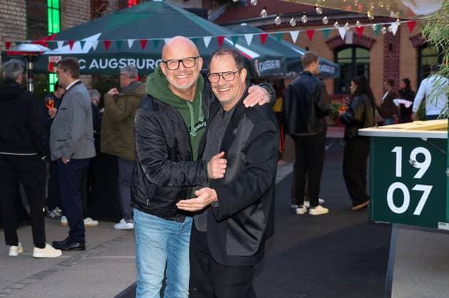 l-r: Stadionsprecher Rolf Stoermann (FC Augsburg) und Andreras Kahn (Feinkost Kahn), FC Augsburg Saisonabschlussfeier, Fussball, 1. Bundesliga, 34. Spieltag, 16.05.2026 DFL DFB regulations prohibit any use of photographs as image sequences and or quasi-video Augsburg Bayern Deutschland