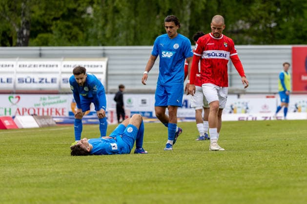 Yannick Thermann (FC Astoria Walldorf, 24), Gabriele Carlo Gianetta( FC Astoria Walldorf, 19) auf dem Boden und Theodoros Politakis (FC Astoria Walldorf, 17), Ivo Colic (TSG Balingen, 31) TSG Balingen vs. FC Astoria Walldorf, Fussball Oberliga, Saison 2025 2026, 16.05.26 TSG Balingen vs. FC Astoria Walldorf, Fussball, Regionalliga Suedwest, 34. Spieltag, Saison 2025 2026, 16.05.26 Villingen Copyright: xEibner-Pressefoto KirstenxJägerx