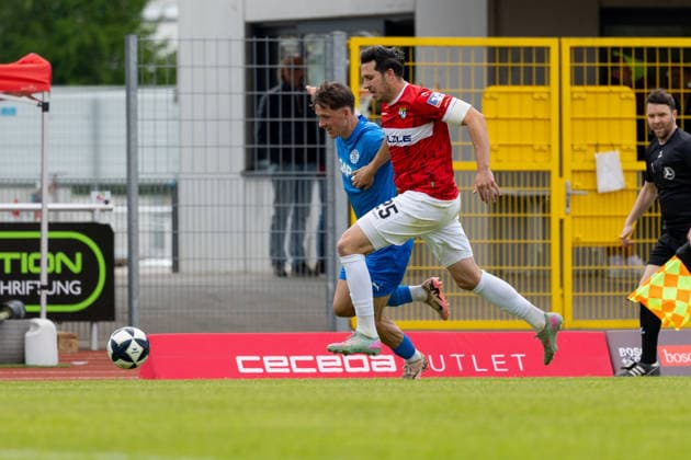 Jacob Collmann (FC Astoria Walldorf, 30) und Matthias Schmitz (TSG Balingen, 25) TSG Balingen vs. FC Astoria Walldorf, Fussball Oberliga, Saison 2025 2026, 16.05.26 TSG Balingen vs. FC Astoria Walldorf, Fussball, Regionalliga Suedwest, 34. Spieltag, Saison 2025 2026, 16.05.26 Villingen Copyright: xEibner-Pressefoto KirstenxJägerx
