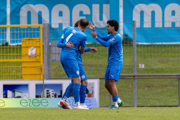 Freude über das Tor zum 1:4 von Tilmann Jahn (FC Astoria Walldorf, 18) links Dennis Egel (FC Astoria Walldorf, 04) und Muhammed Yasin Batuhan Zor (FC Astoria Walldorf, 37) TSG Balingen vs. FC Astoria Walldorf, Fussball Oberliga, Saison 2025 2026, 16.05.26 TSG Balingen vs. FC Astoria Walldorf, Fussball, Regionalliga Suedwest, 34. Spieltag, Saison 2025 2026, 16.05.26 Villingen Copyright: xEibner-Pressefoto KirstenxJägerx