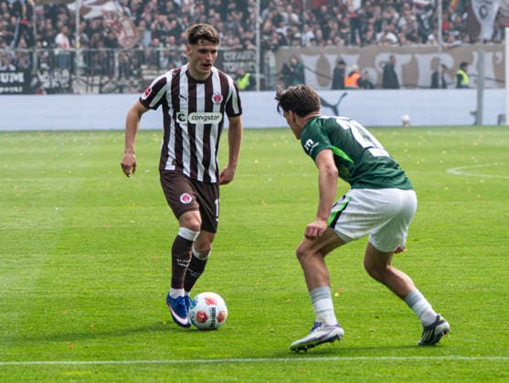 Arkadiusz Pyrka (FC St. Pauli, 11) geht ins Dribbling 16.05.2026, FC St. Pauli -VFL Wolfsburg, Fussball, 1. Bundesliga, Millerntor Stadion, Hamburg DFL regulations prohibit any use of photographs as image sequences and or quasi-video. Copyright: HMBxMedia xFinnxWeidmann