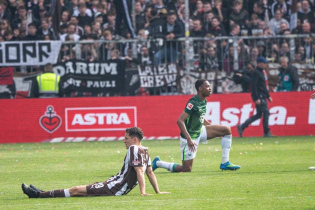 Martijn Kaars (FC St. Pauli, 19) nach Abpfiff 16.05.2026, FC St. Pauli -VFL Wolfsburg, Fussball, 1. Bundesliga, Millerntor Stadion, Hamburg DFL regulations prohibit any use of photographs as image sequences and or quasi-video. Copyright: HMBxMedia xFinnxWeidmann