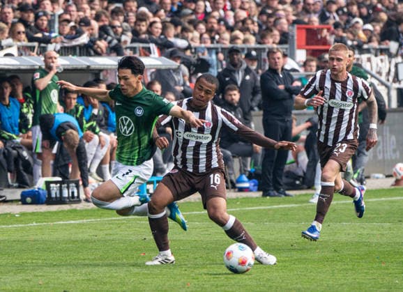 Zweikampf zwischen Joel Chima Fujita (FC St. Pauli, 16) und Kento Shiogai (VFL Wolfsburg, 7) am Ende der Partie. 16.05.2026, FC St. Pauli -VFL Wolfsburg, Fussball, 1. Bundesliga, Millerntor Stadion, Hamburg DFL regulations prohibit any use of photographs as image sequences and or quasi-video. Copyright: HMBxMedia xFinnxWeidmann